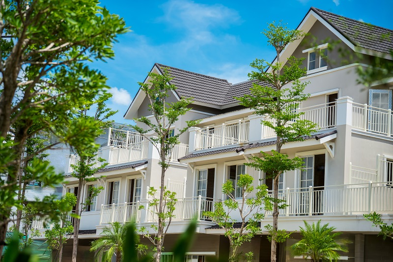 Căn nhà thấp tầng hoàn thiện tại Eco Retreat với sân vườn và cây xanh bao quanh