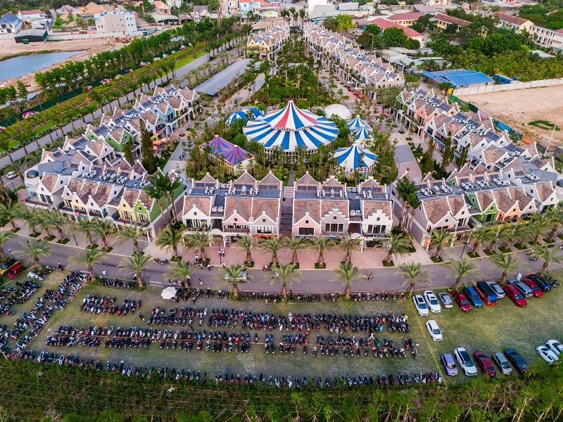 Eco Bazaar nhìn từ trên cao với đông đảo người dân đến tham quan tại Eco Retreat