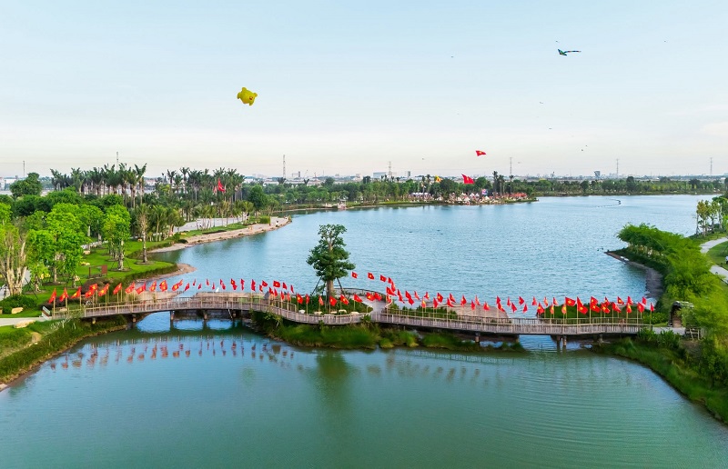 Hồ nước và cây cầu trong khu đô thị do Ecopark phát triển tại Eco Retreat