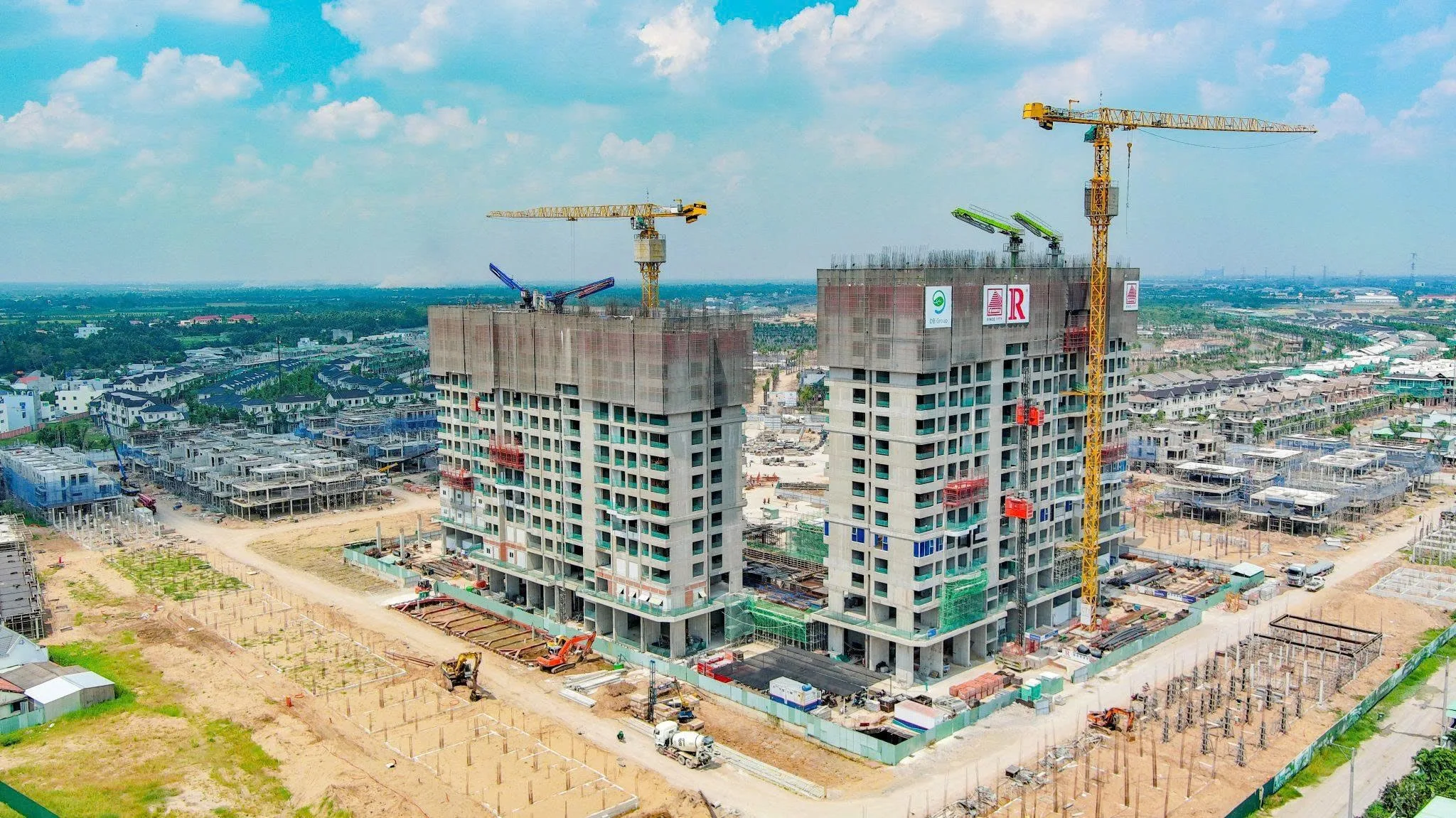 Cần cẩu tháp và giàn giáo tại công trường thi công tòa căn hộ Eco Retreat
