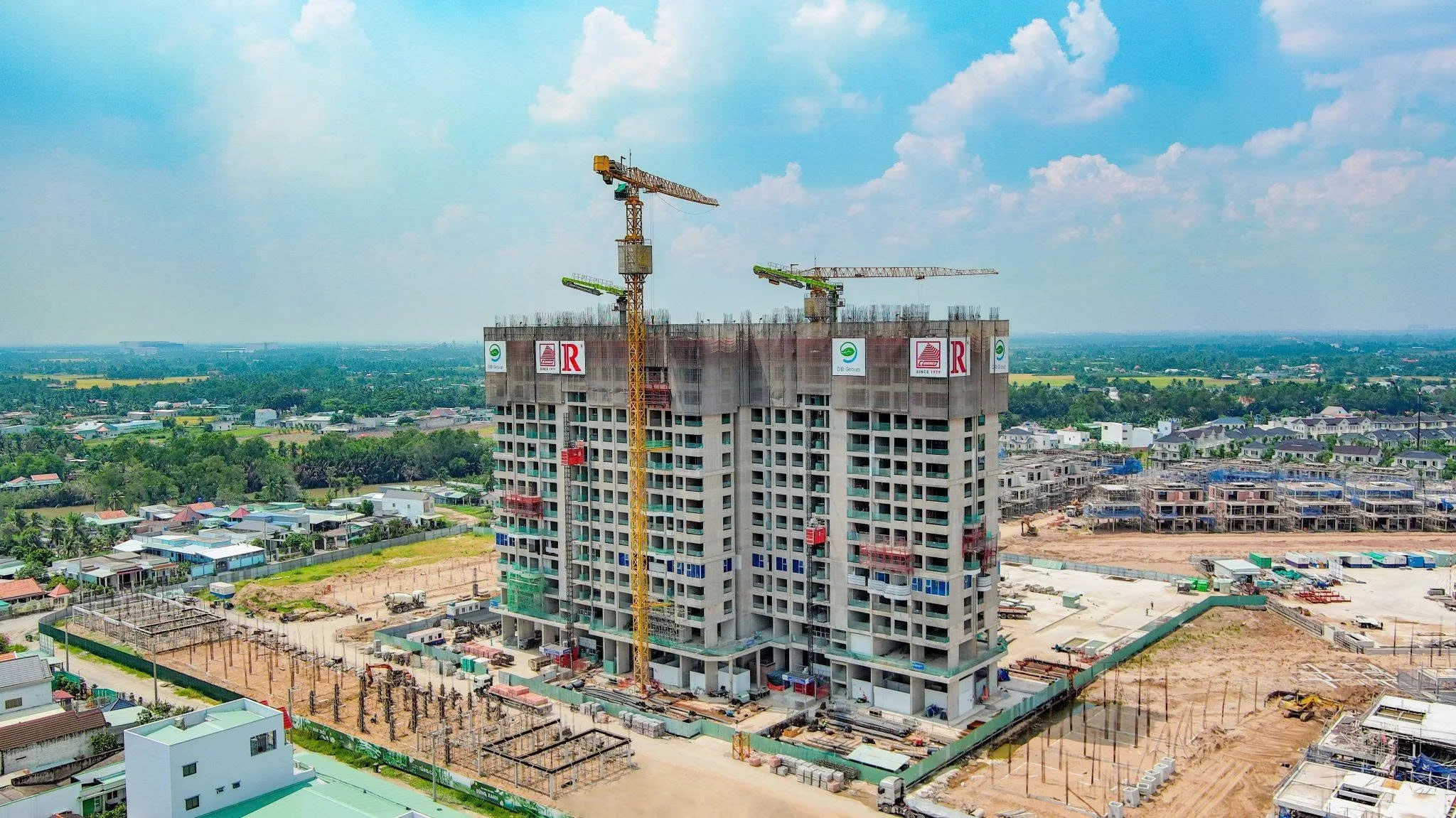 Hai tòa tháp Sky Retreat đang lên tầng với hệ thống cần cẩu bao quanh công trường