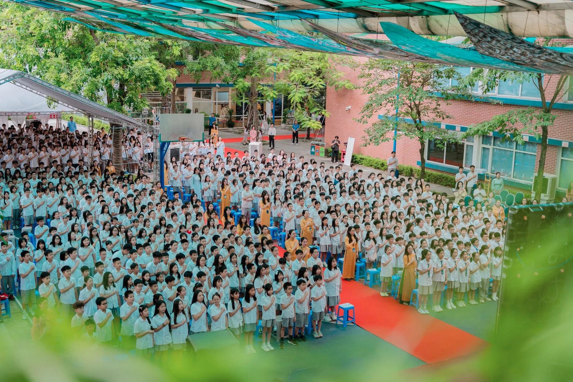 Học sinh tập trung tại sân trường trong lễ khai giảng tại khu đô thị Ecopark