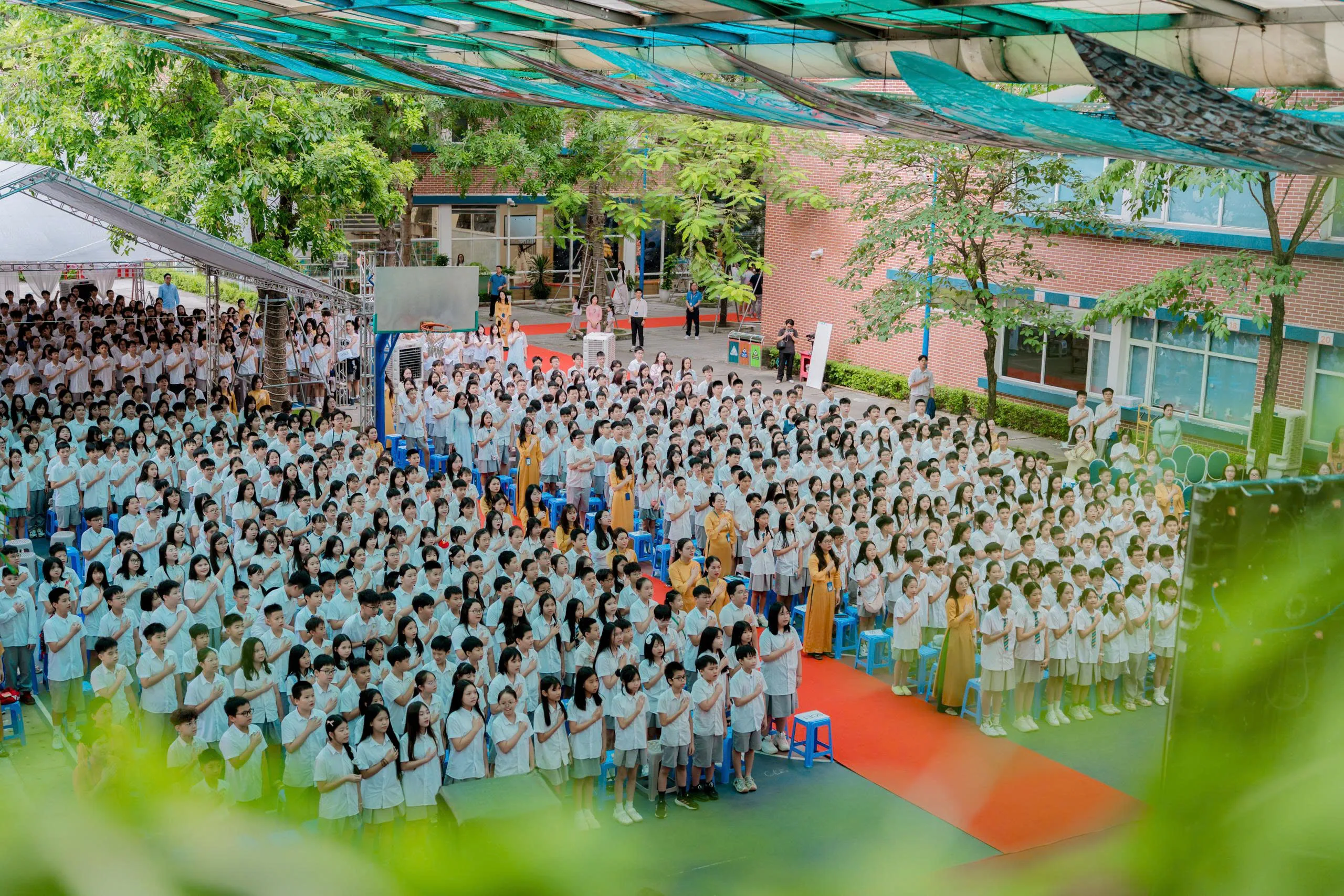 Học sinh tập trung trong buổi lễ tại trường học thuộc khu đô thị Ecopark