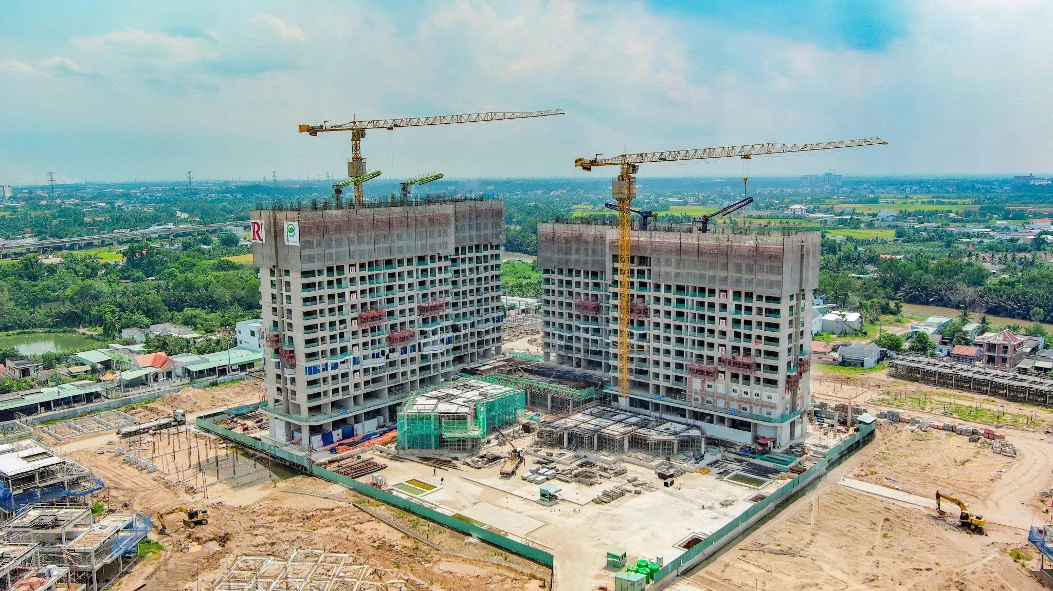 Tiến độ xây dựng phân khu thấp tầng Eco Retreat nhìn từ trên cao với dãy nhà phố đang hoàn thiện