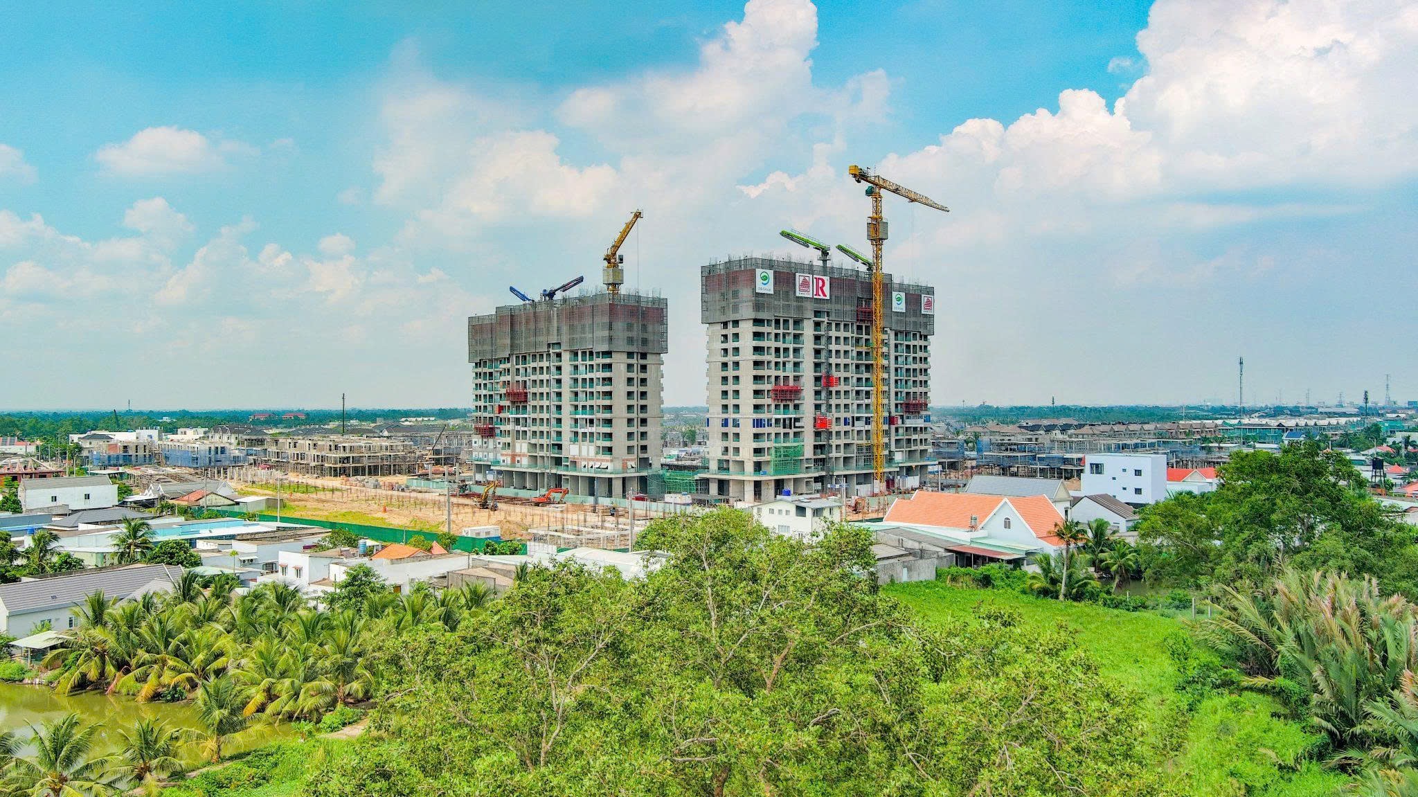 Toàn cảnh công trường Eco Retreat với hai tòa tháp Sky Retreat đang thi công phần thân