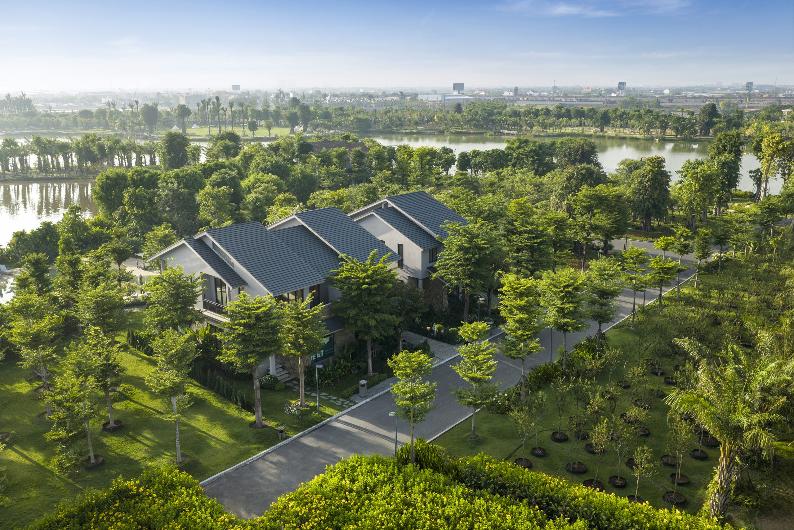 Biệt thự tại Retreat Forest, đô thị Eco Retreat của Eco Park, nhìn từ trên cao với cây xanh bao quanh