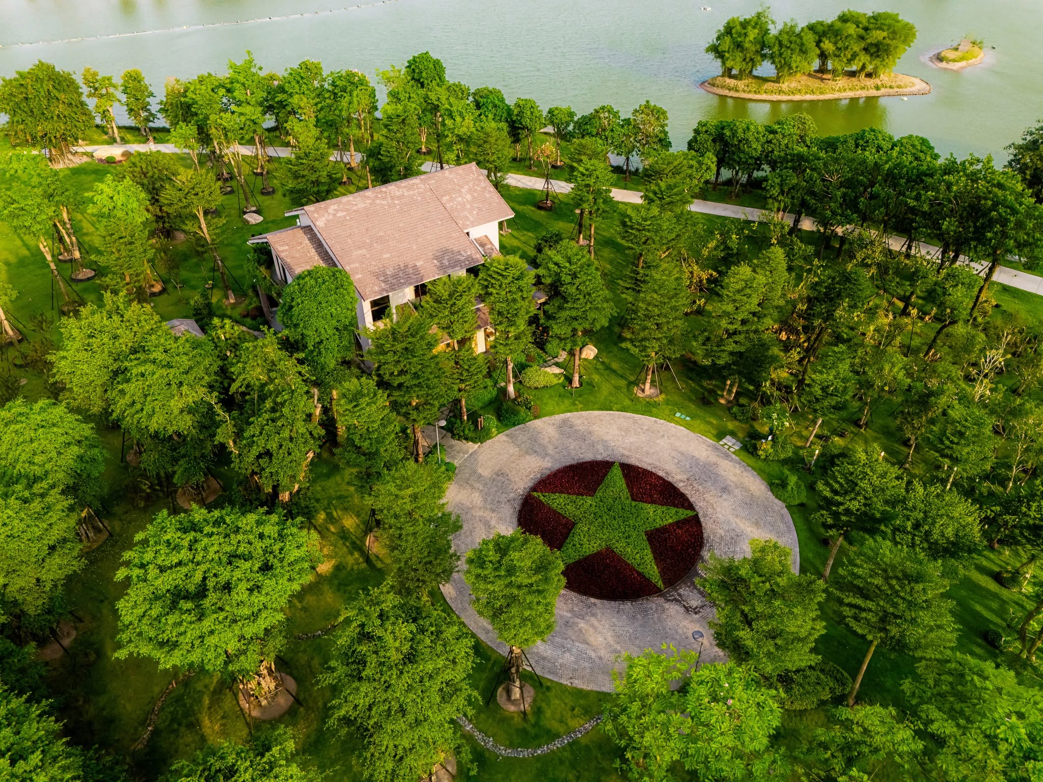 Khuôn viên cây xanh và tiểu cảnh gần hồ nước tại Retreat Forest, phân khu biệt thự rừng của Eco Park